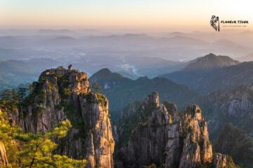 HUANGSHAN_Stone_Monkey_watching_sea_of_clouds