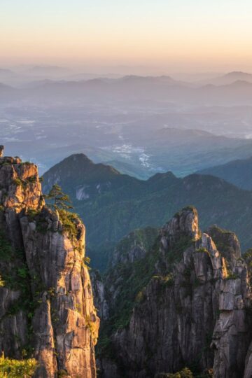 HUANGSHAN_Stone_Monkey_watching_sea_of_clouds