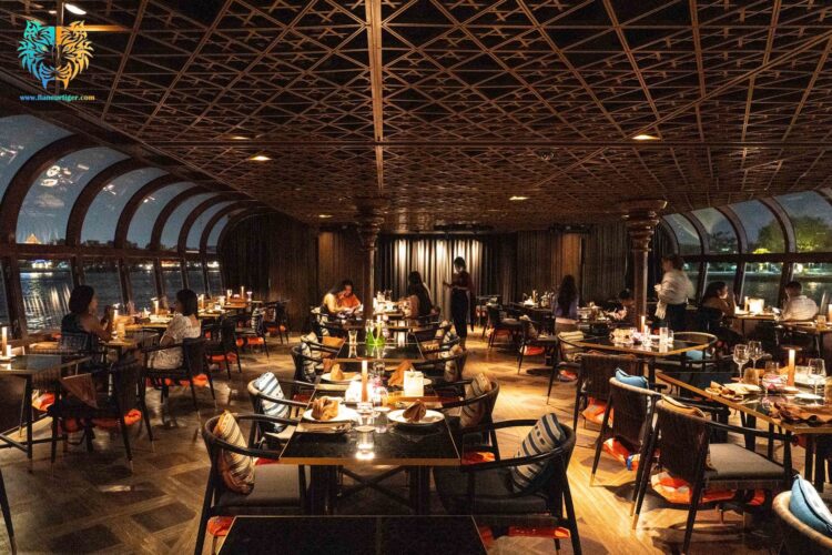 Banyan_Tree_Bangkok_Saffron_Cruise_eating_space